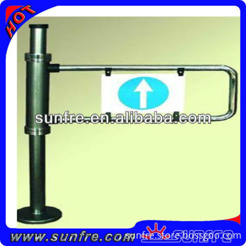Manual supermarket swing gate